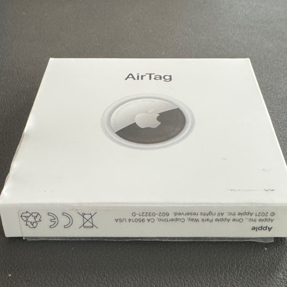Apple AirTag in White and Black - Picture 4 of 4